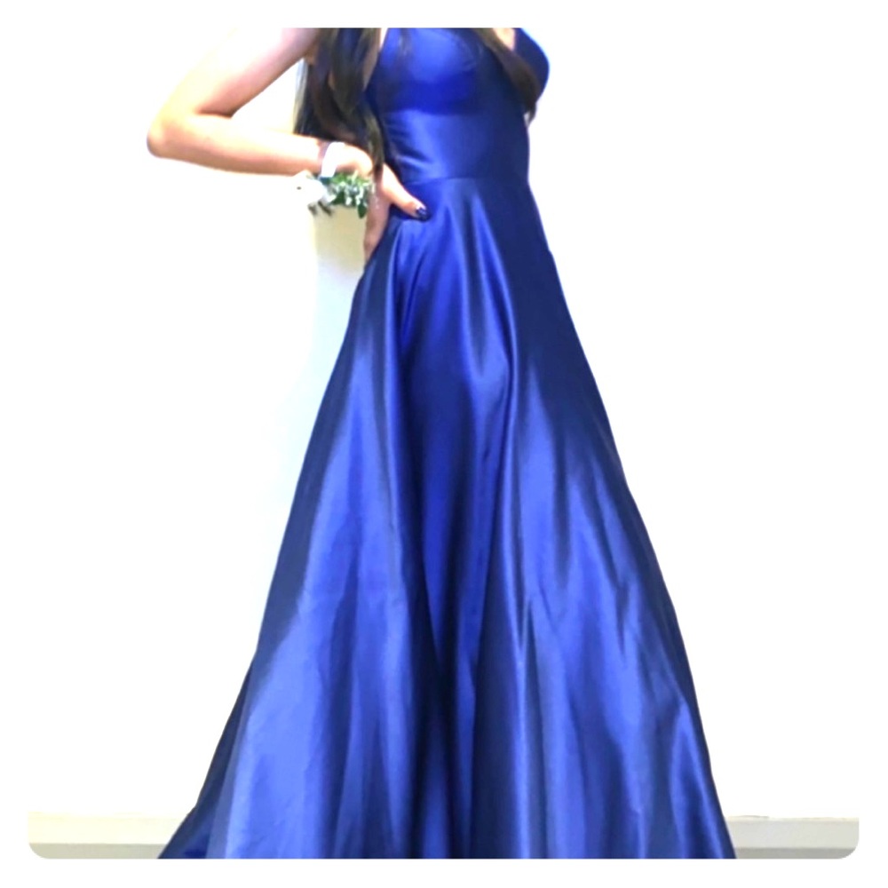 selling my prom dress, its in perfect condition !!
